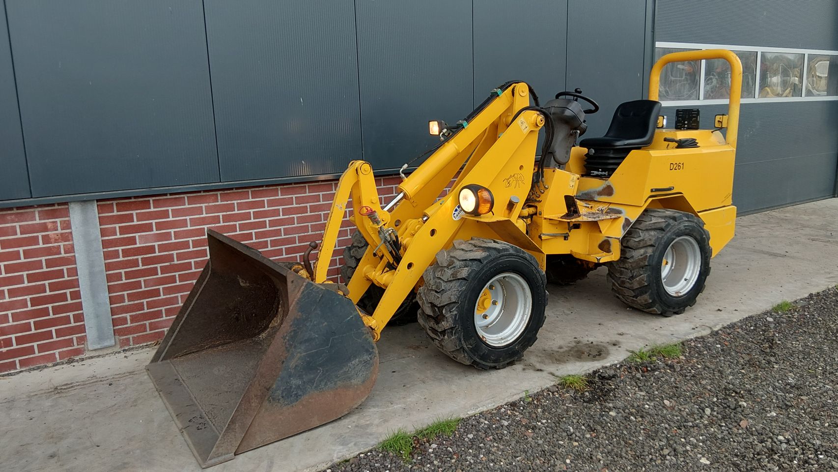 Goedwerkende Giant D261 shovel (bj2003)
