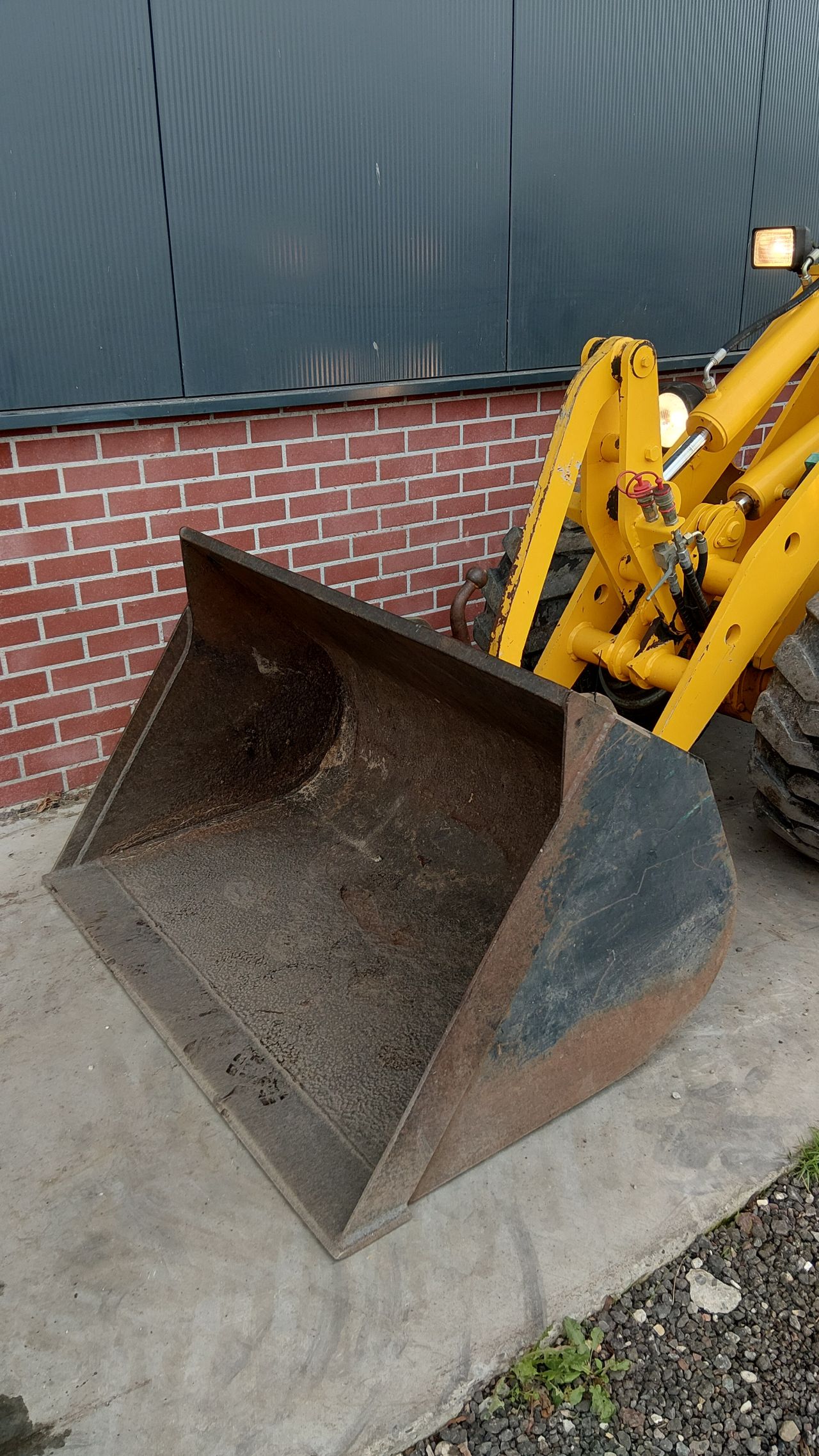 Goedwerkende Giant D261 shovel (bj2003)