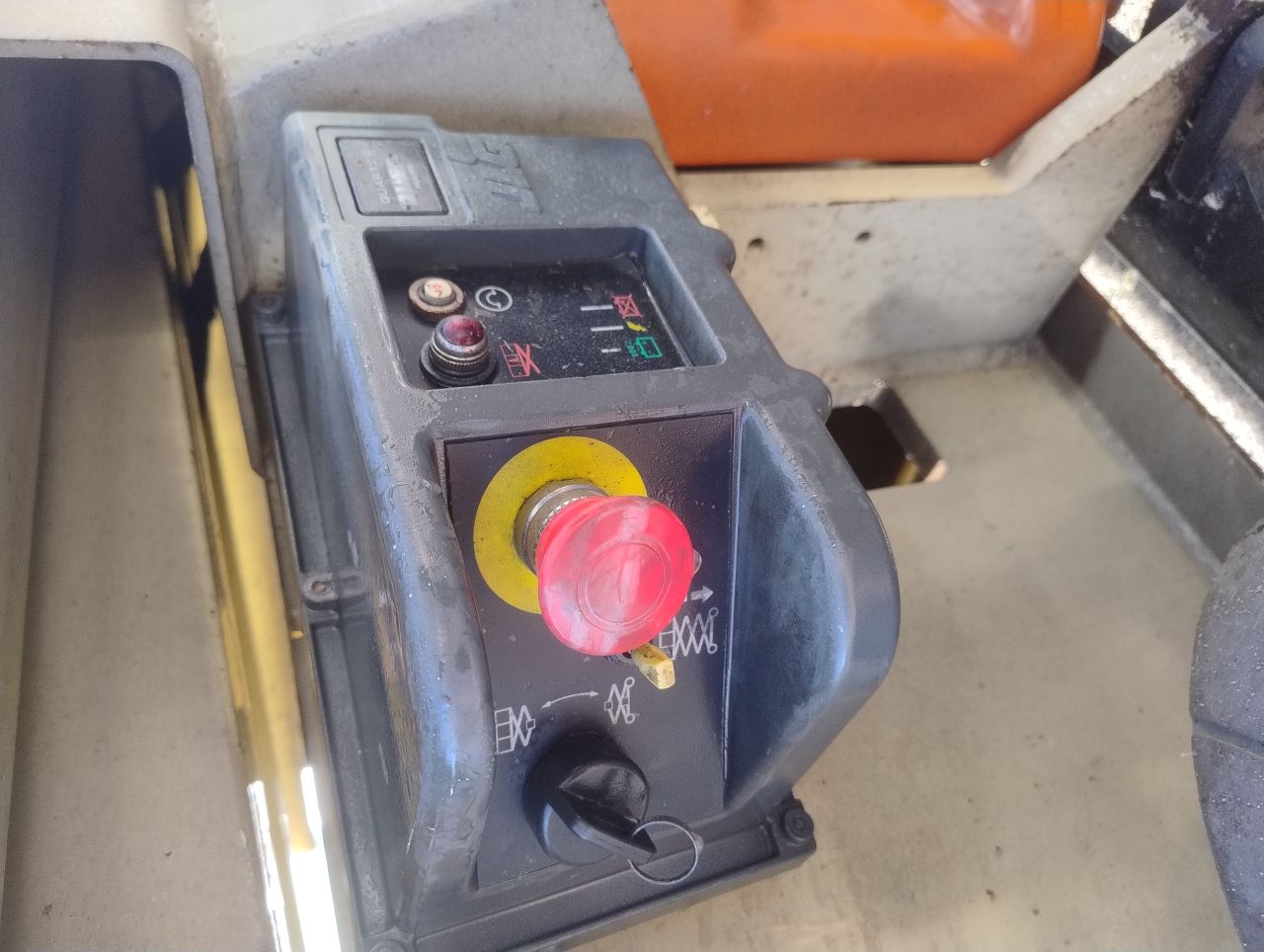 JLG 2032 es Schaarhoogwerker 215 uur