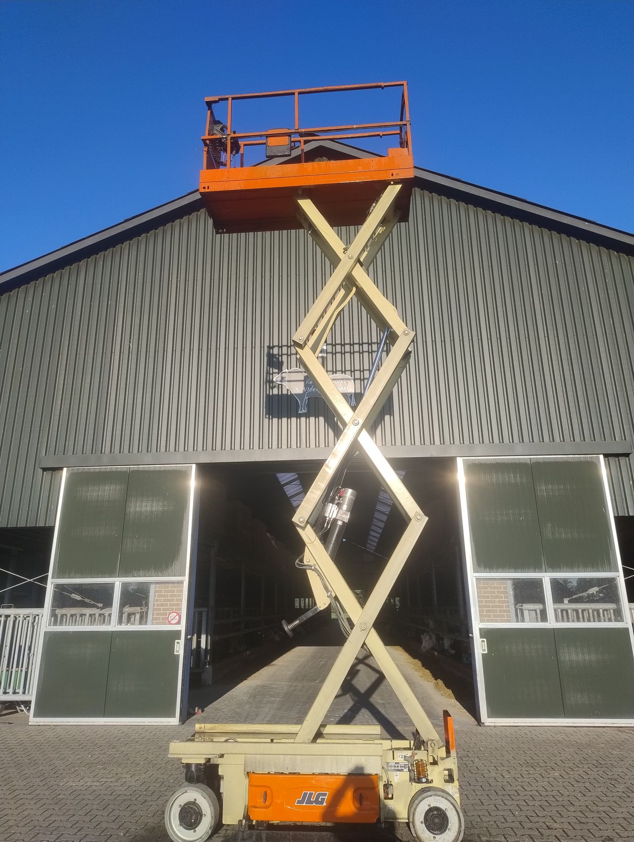 JLG 2032 es Schaarhoogwerker 215 uur