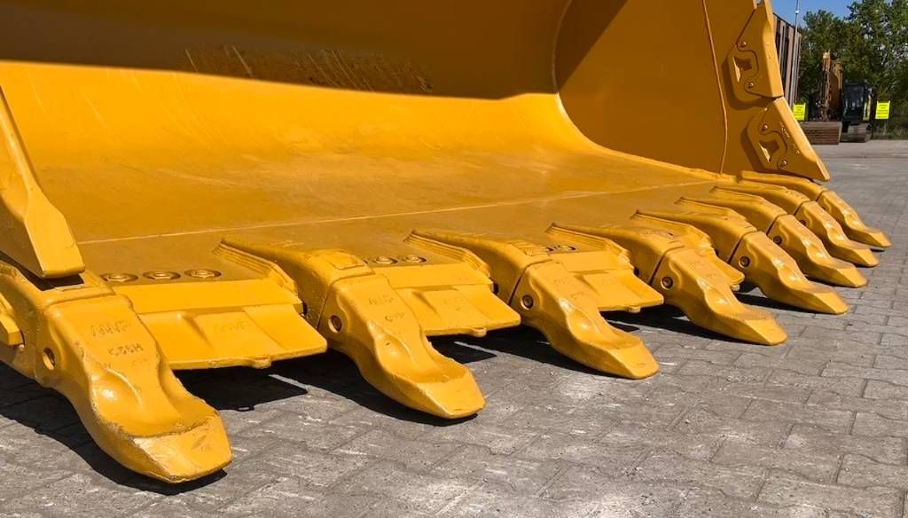 CAT 988 Rock Loading Bucket