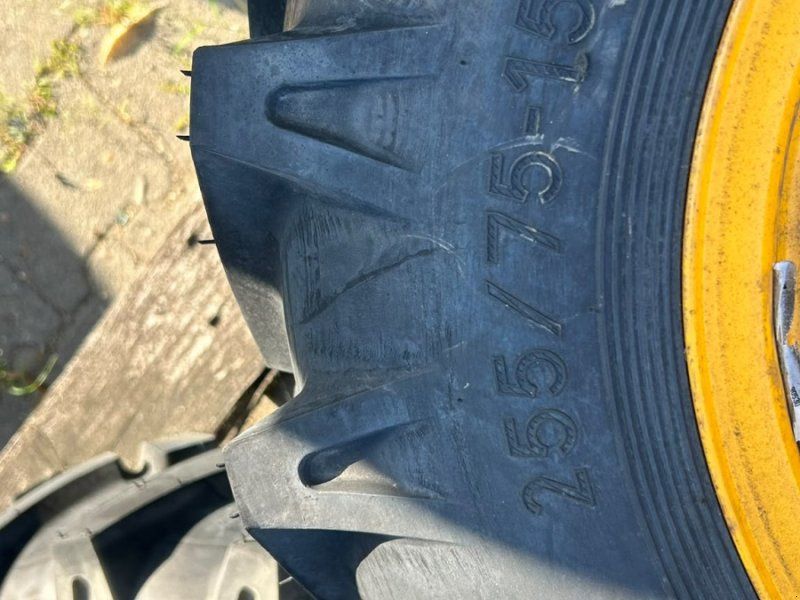 JCB 255/75-15.3