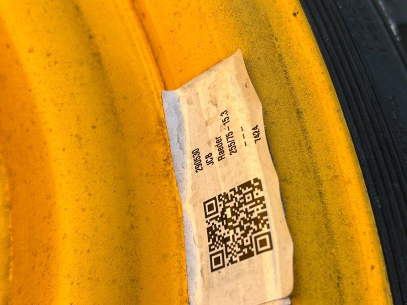 JCB 255/75-15.3