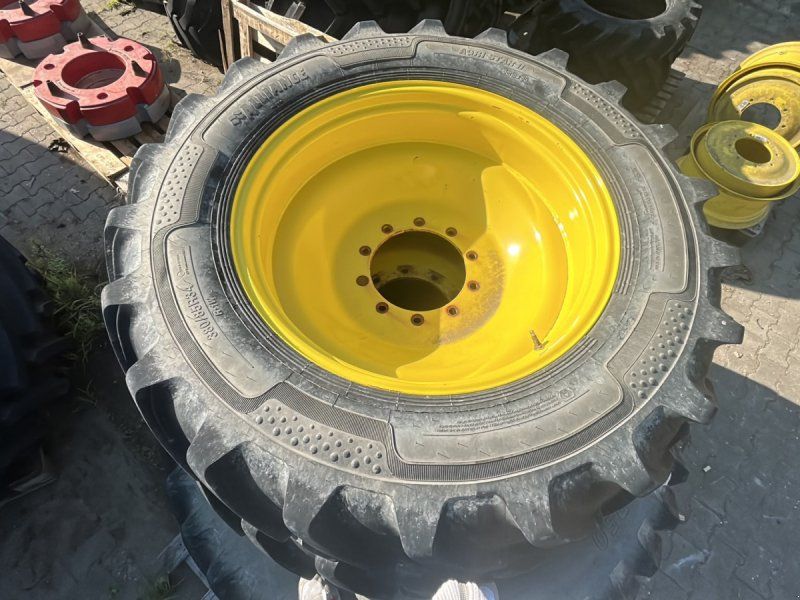 John Deere 380/85R34