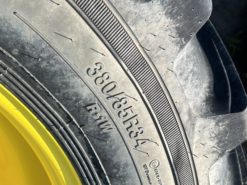 John Deere 380/85R34