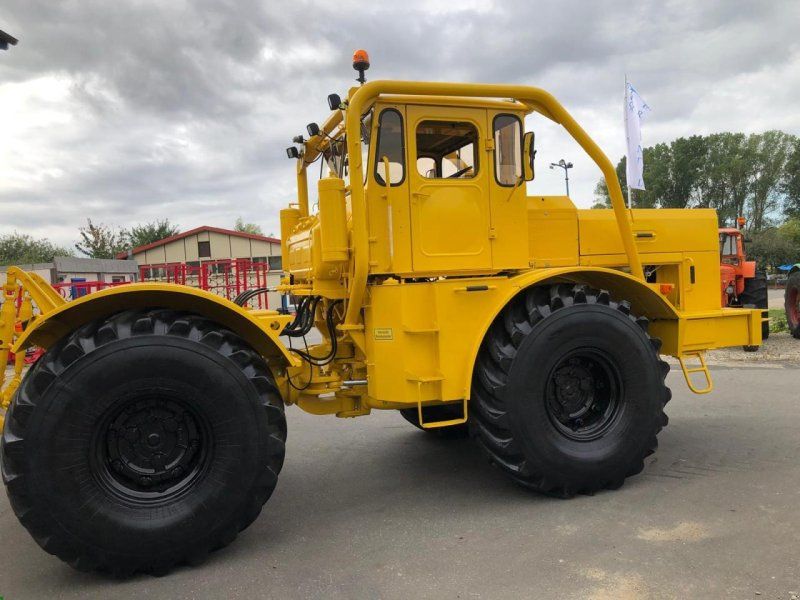 Kirovets K700A V8