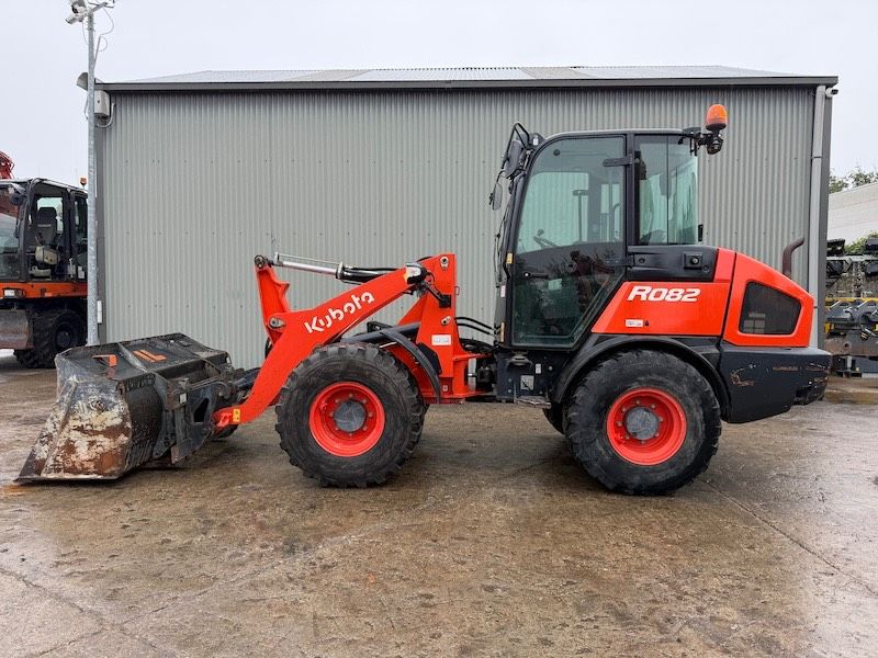 Kubota R 082