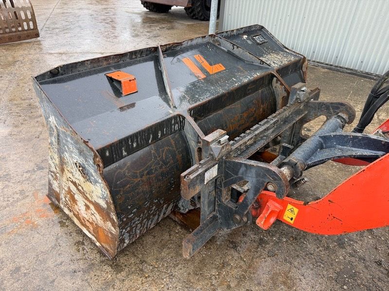 Kubota R 082