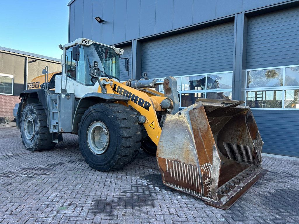 Liebherr L566