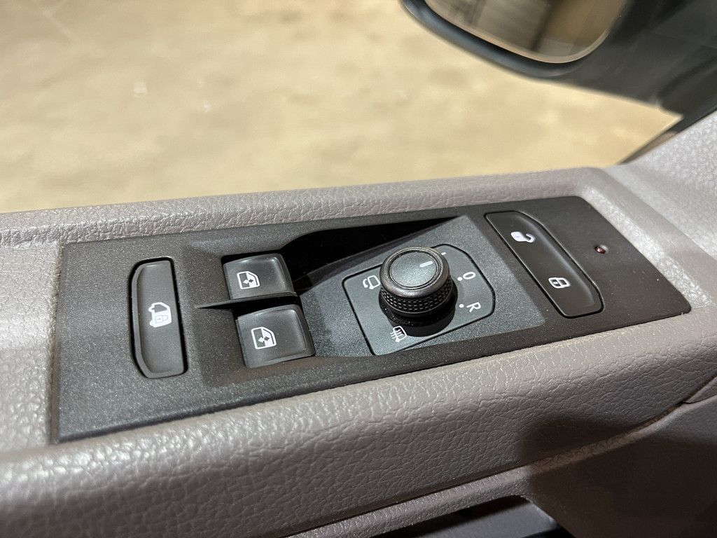Volkswagen Transporter 2.0 TDI L1H1 150 PK Automaat / Euro 6 / Schuifdeur L + R / Airco / CarPlay / Cruise Control / Trekhaak / PDC / 3-Zits / 85.100 KM !!