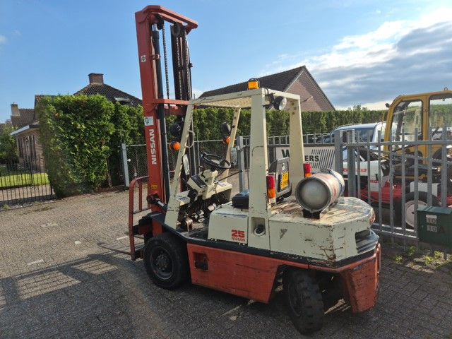 Nissan 2.5 ton lpg/