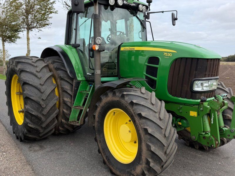 John Deere 7530 Premium 7530 med Frontlift og TLS affjedret foraksel