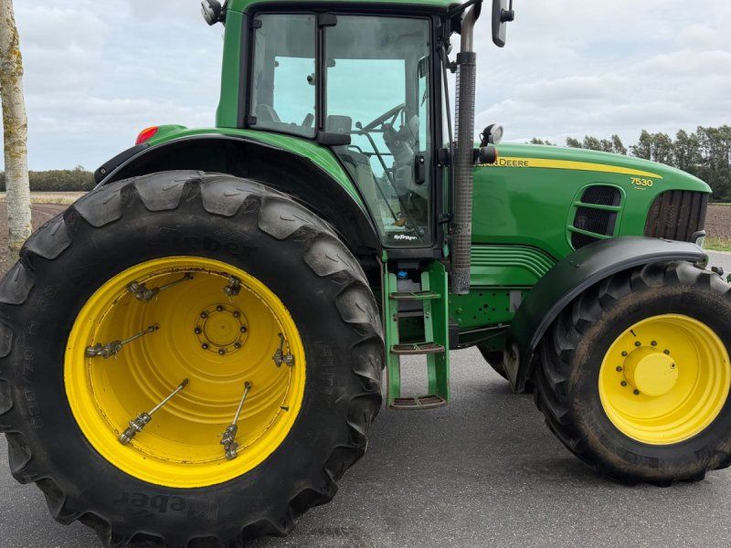 John Deere 7530 Premium 7530 med Frontlift og TLS affjedret foraksel