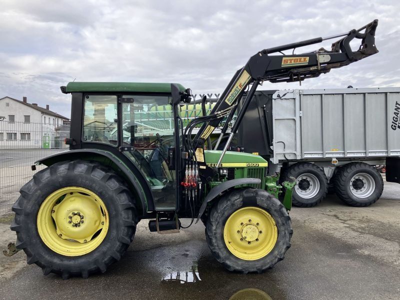John Deere 5400 + STOLL ROBUST F10 HD