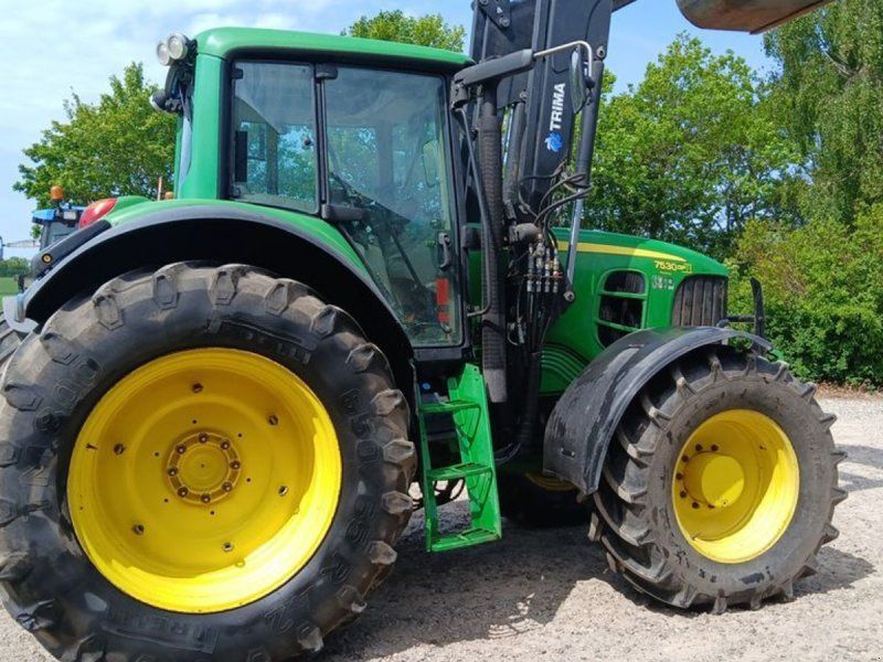 John Deere 7530 Auto Quard med frontlæsser og frontlift