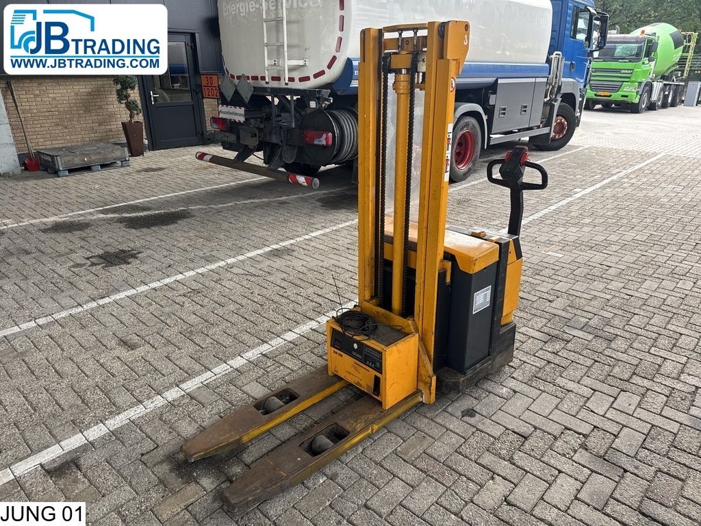 Jungheinrich Reachtruck 290 cm lift height, battery charger.