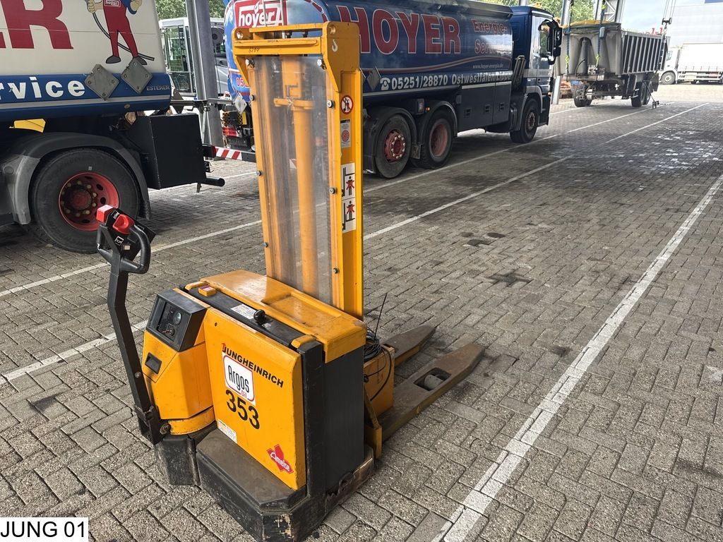 Jungheinrich Reachtruck 290 cm lift height, battery charger.