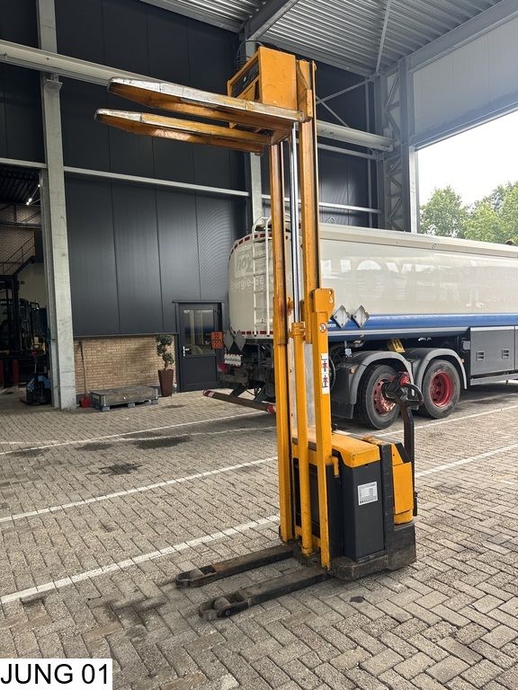 Jungheinrich Reachtruck 290 cm lift height, battery charger.