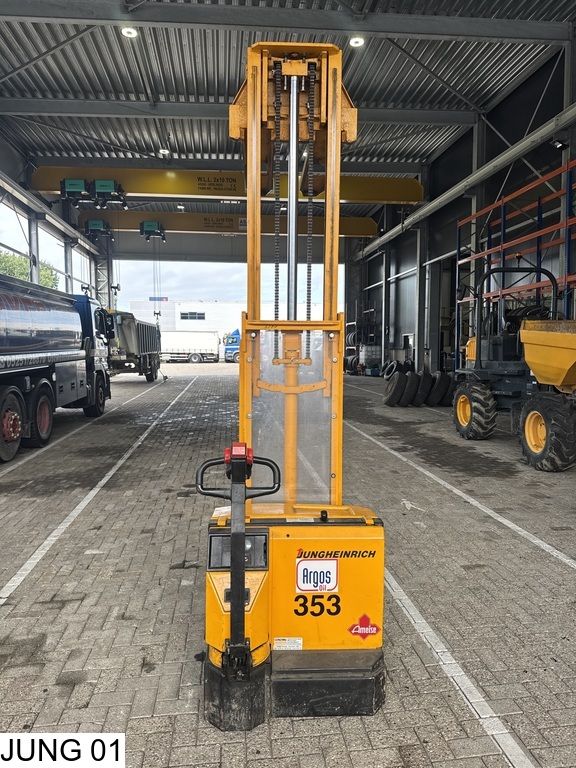 Jungheinrich Reachtruck 290 cm lift height, battery charger.