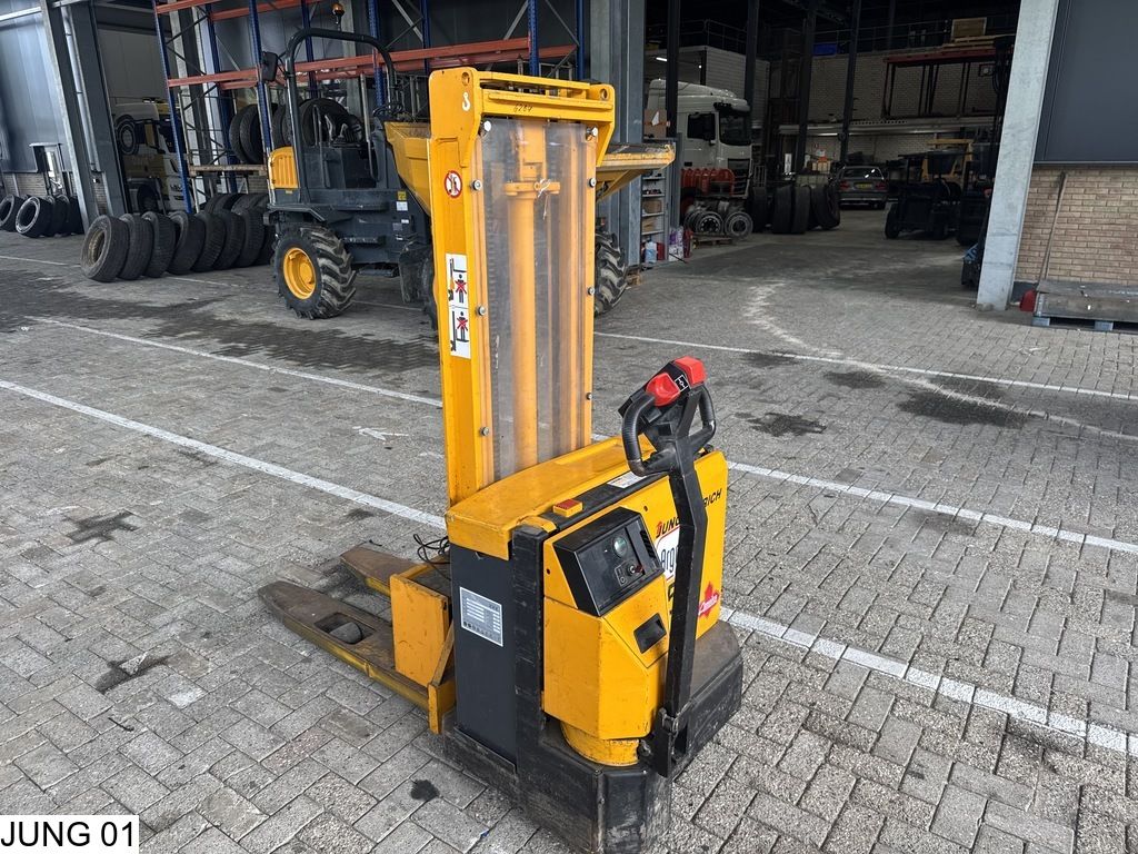 Jungheinrich Reachtruck 290 cm lift height, battery charger.