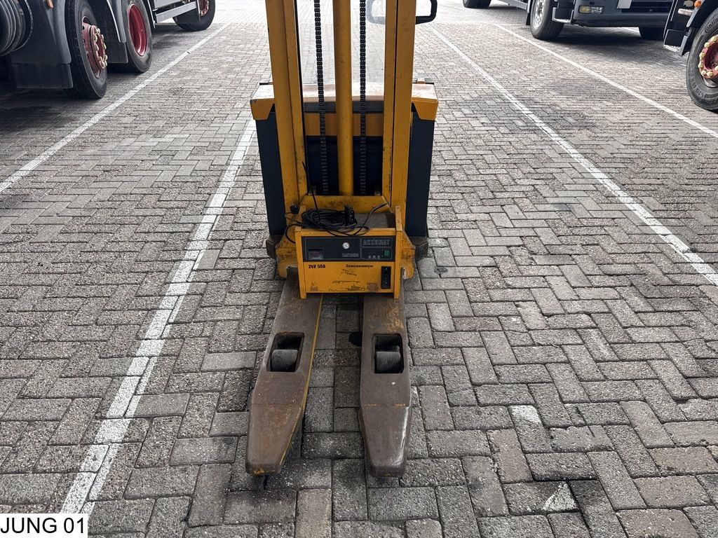 Jungheinrich Reachtruck 290 cm lift height, battery charger.