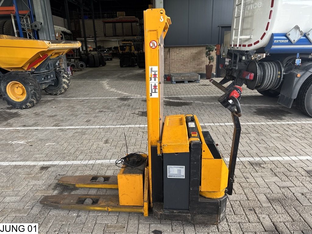 Jungheinrich Reachtruck 290 cm lift height, battery charger.