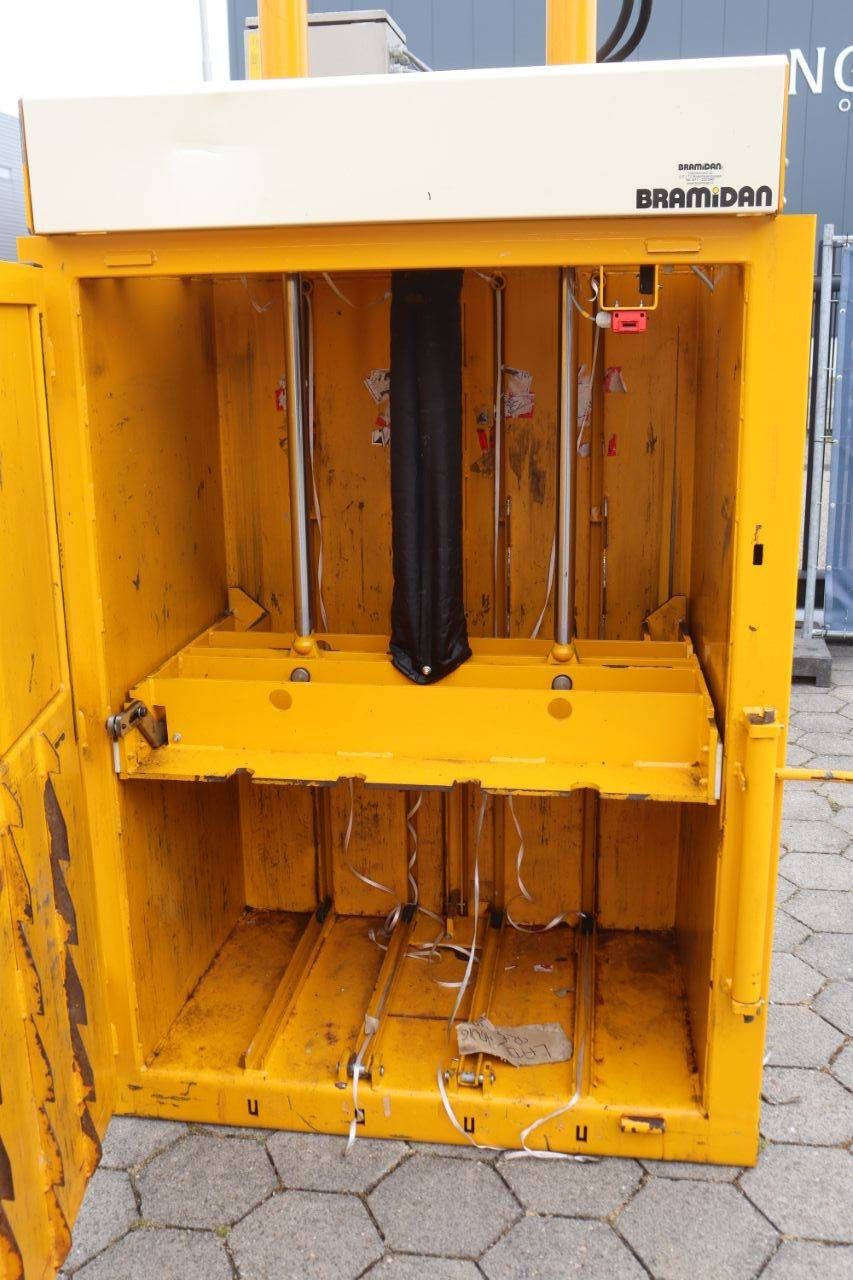 Vertical baler Bramidan B16 Electric 2007