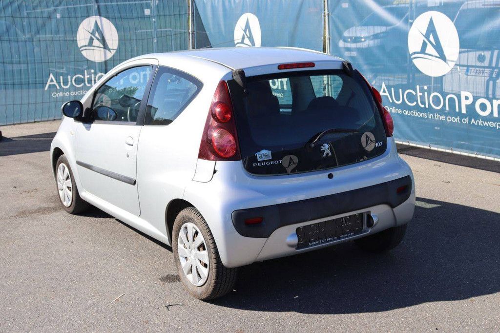 Pkw Peugeot 107 Benzin 68 PS 2013 (Margin)