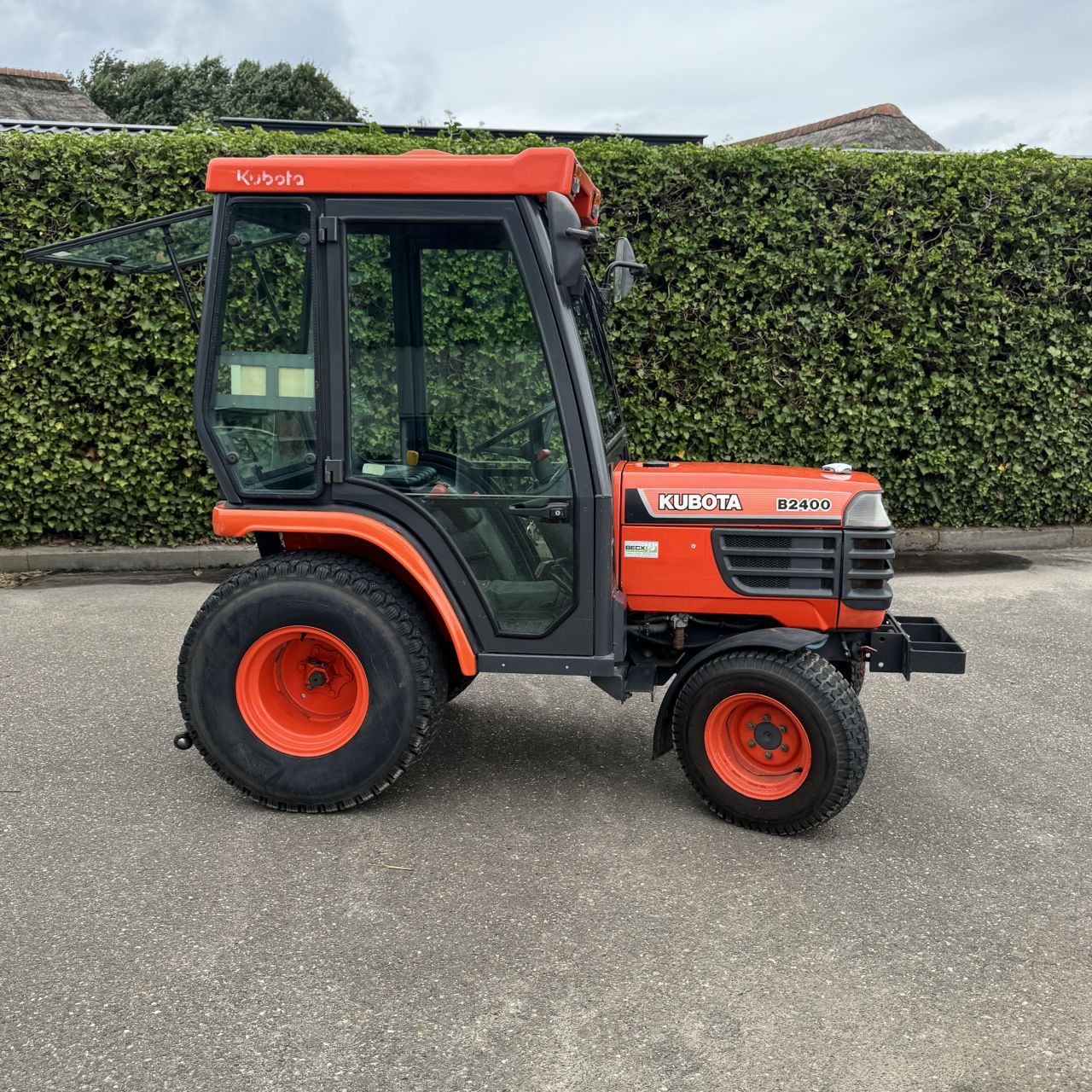 KUBOTA B2400 + Originele Cabine ( MARGE )