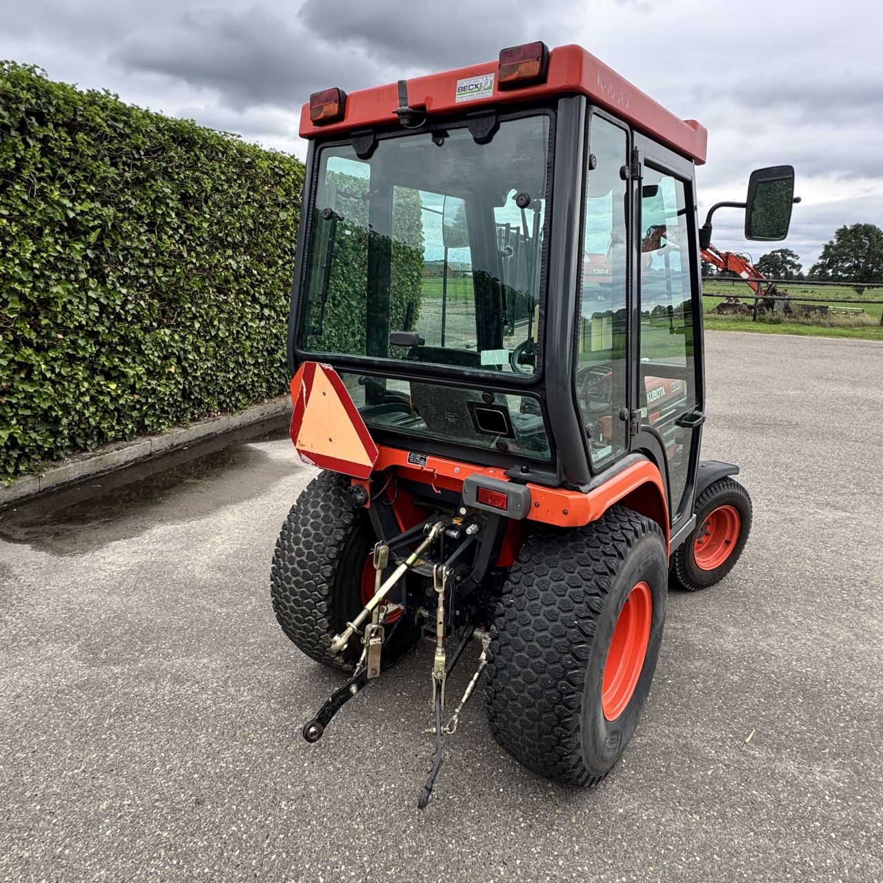 KUBOTA B2400 + Originele Cabine ( MARGE )