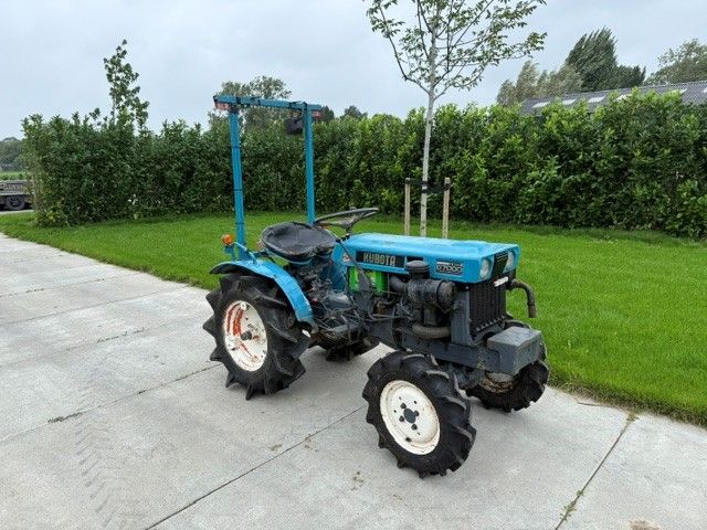 Kubota B7000 4WD
