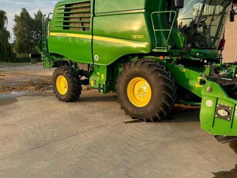 John Deere T670