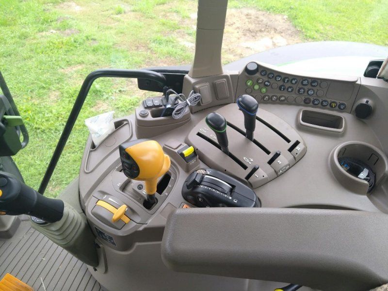 John Deere 6100M mit 603R Frontlader