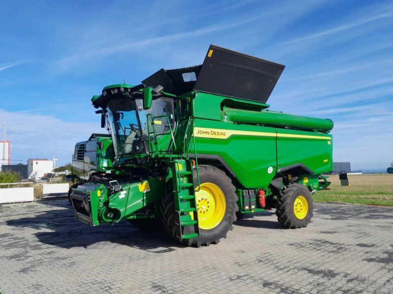 John Deere S7 700