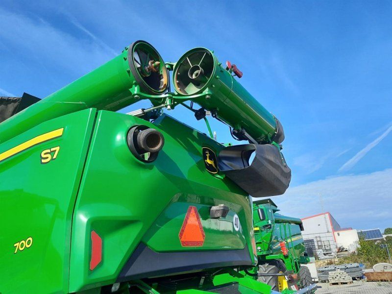 John Deere S7 700