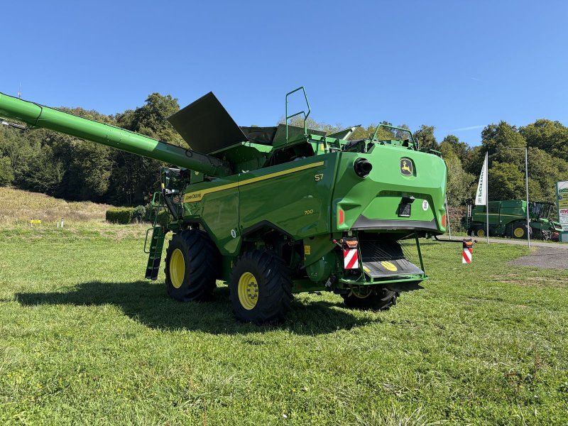 John Deere S7 700