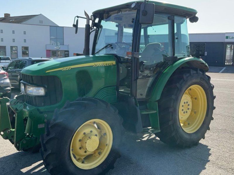 John Deere 5820