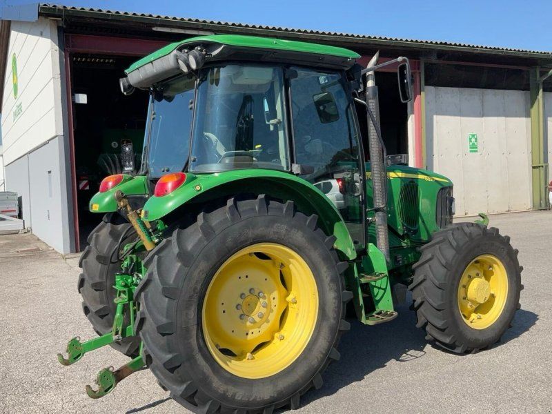 John Deere 5820