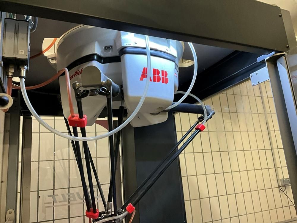2019 GUELT Izipick 114 Robotic Case Packing Machine