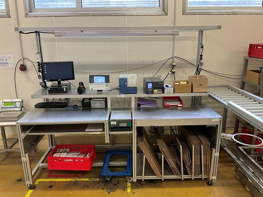 Packaging platform with built-in scale