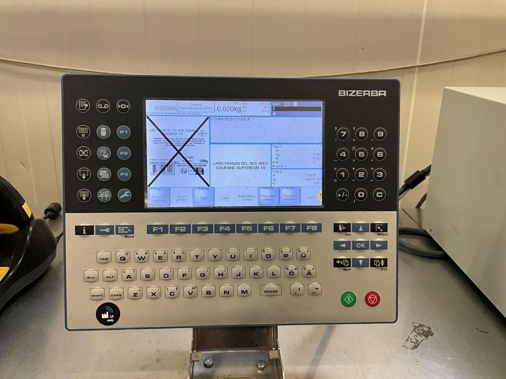 Packaging platform with built-in scale