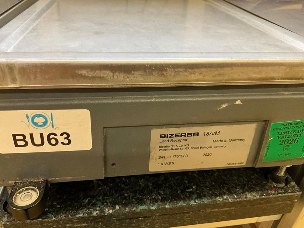Packaging platform with built-in scale