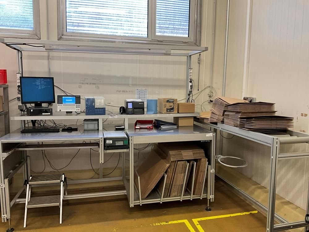 Packaging platform with built-in scale