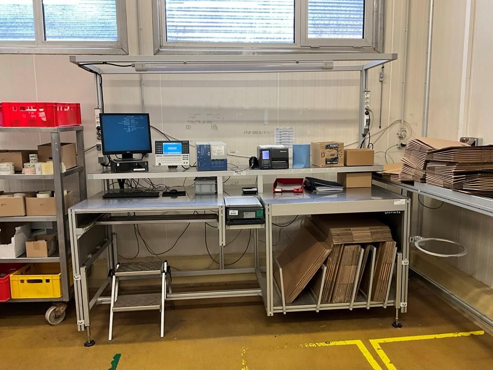 Packaging platform with built-in scale