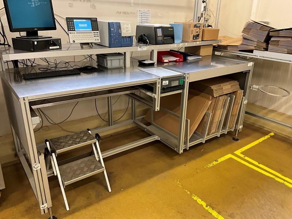 Packaging platform with built-in scale