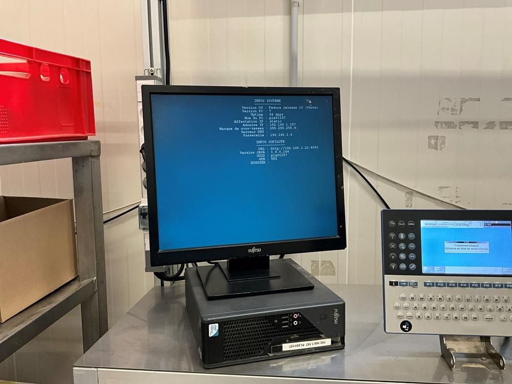 Packaging platform with built-in scale