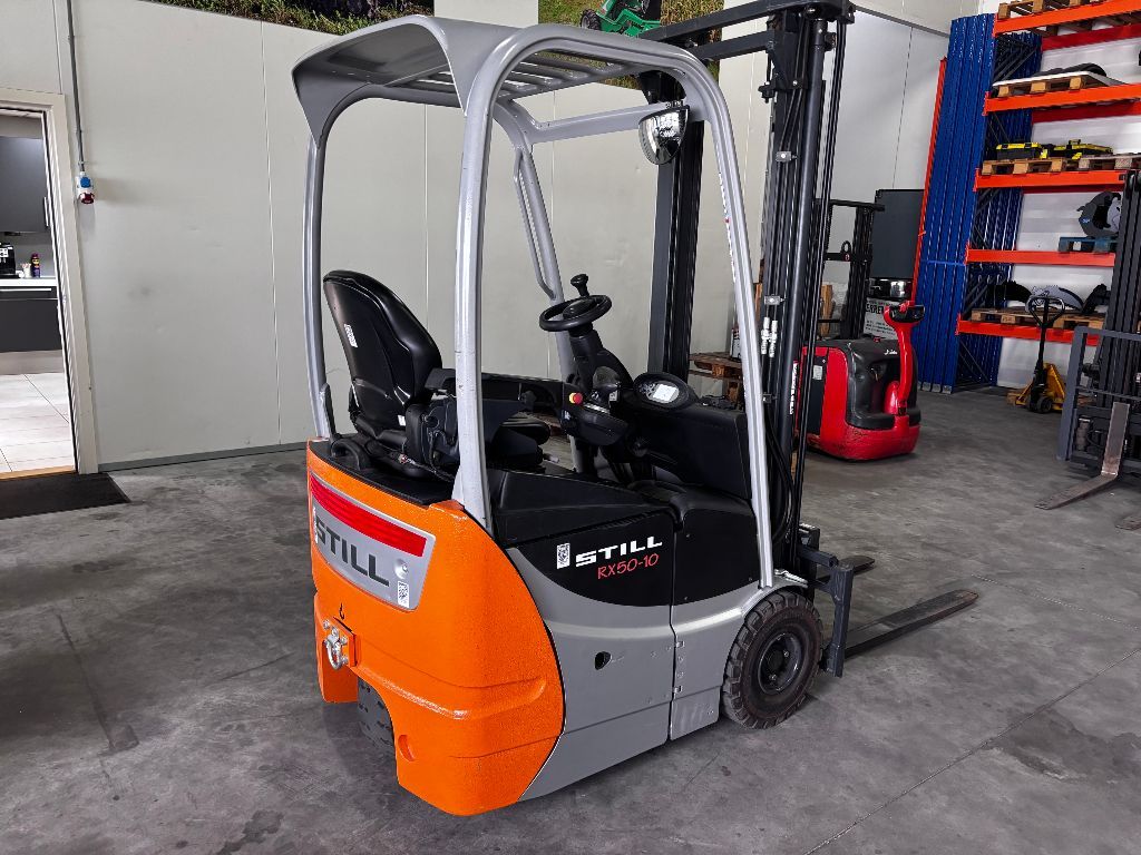 Een in bijna nieuwstaat verkerende STILL RX50-10 elektrische hef