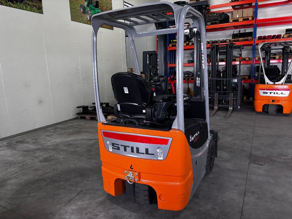 Een in bijna nieuwstaat verkerende STILL RX50-10 elektrische hef