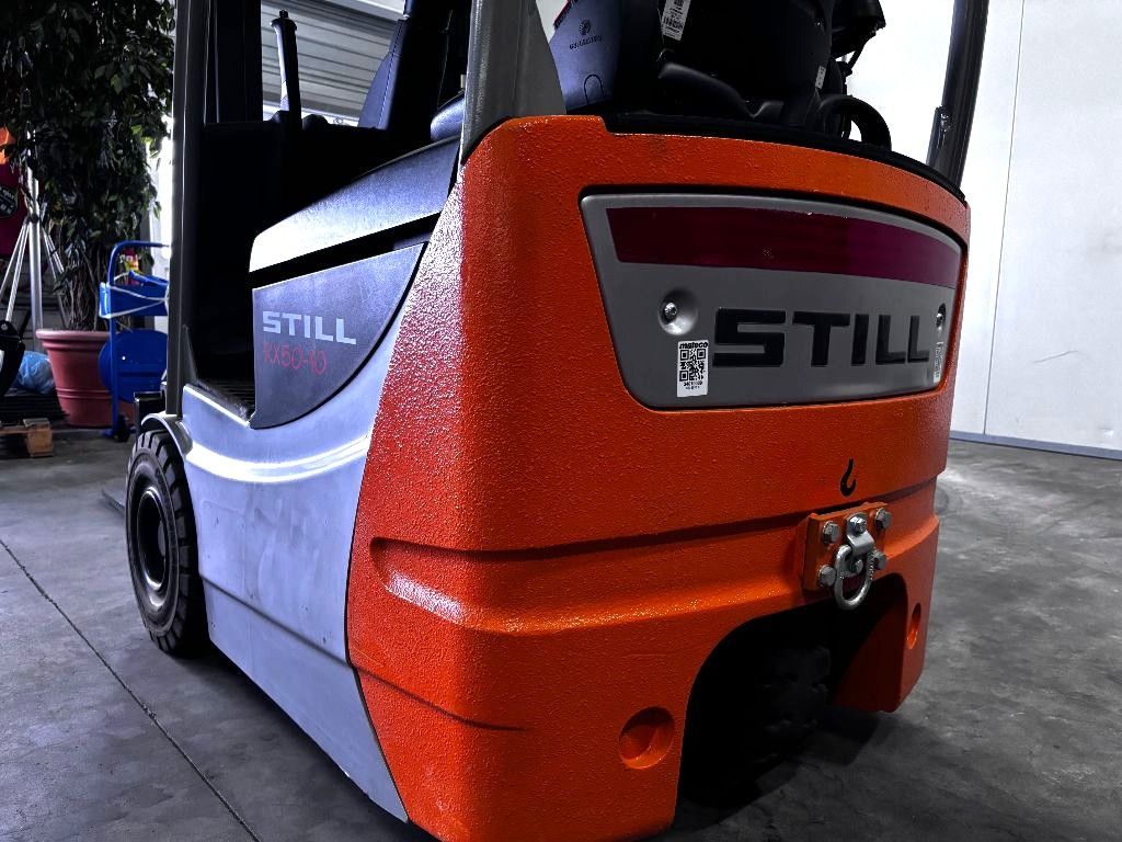 Een in bijna nieuwstaat verkerende STILL RX50-10 elektrische hef
