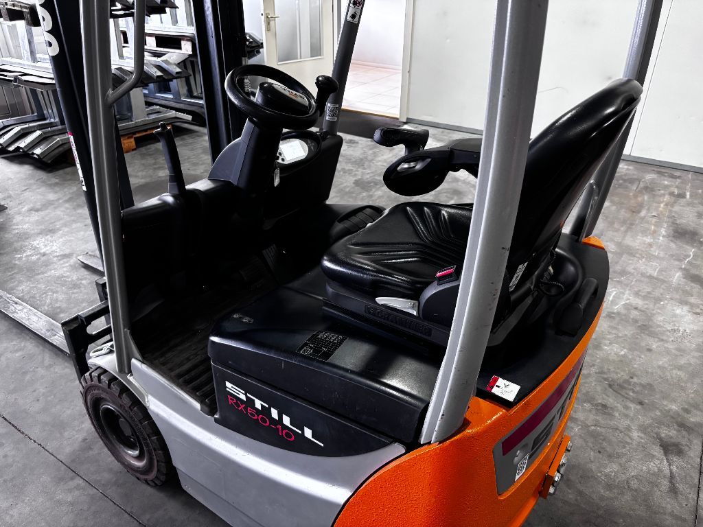 Een in bijna nieuwstaat verkerende STILL RX50-10 elektrische hef